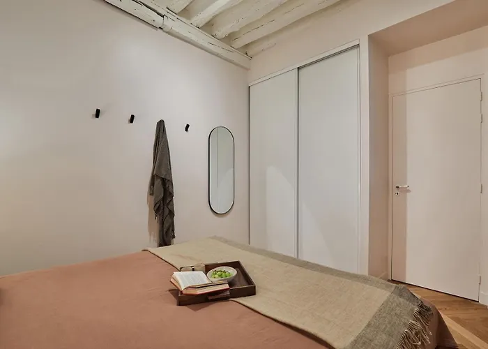 Coru - 3 A Halles Paříž